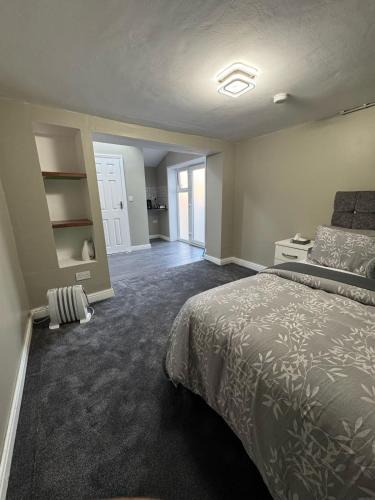 Huddersfield Apartment | Private Studio Retreat with WiFi & HD TV & Workspace