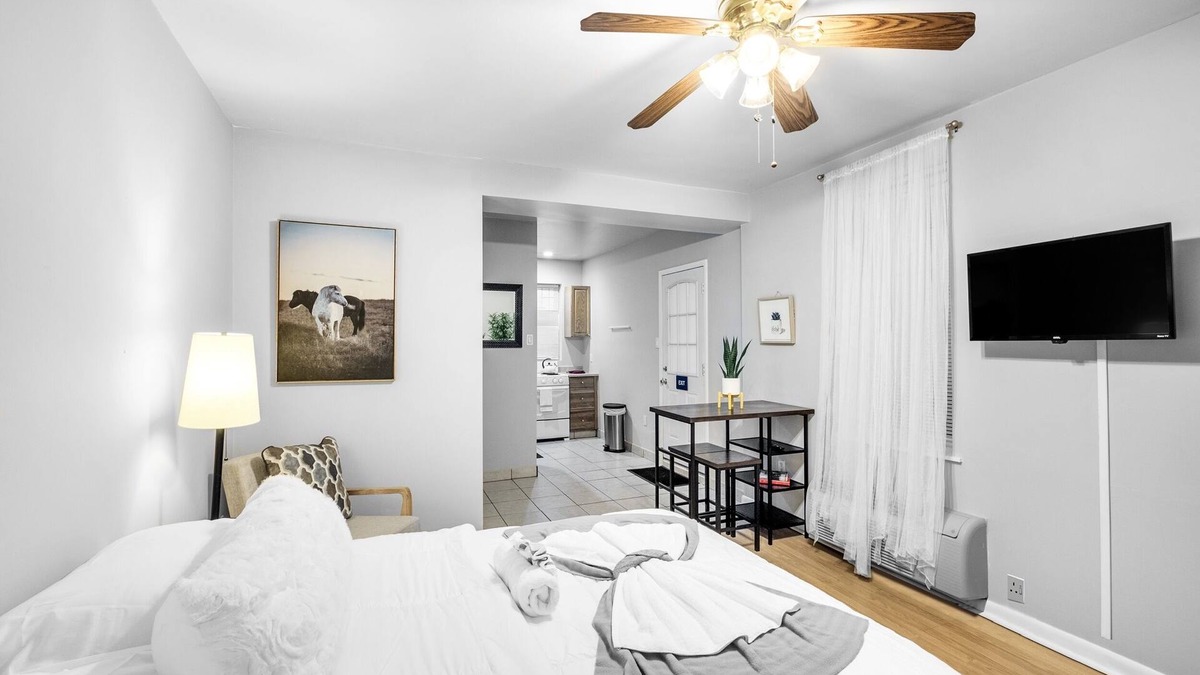 Graduate Hospital Apartment | Private Studio w/Cozy Yard