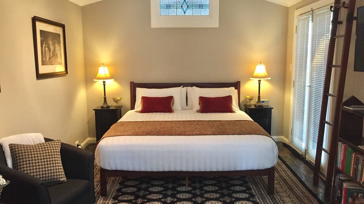 Leura Apartment | Private studio with garden deck & luxury king size bed