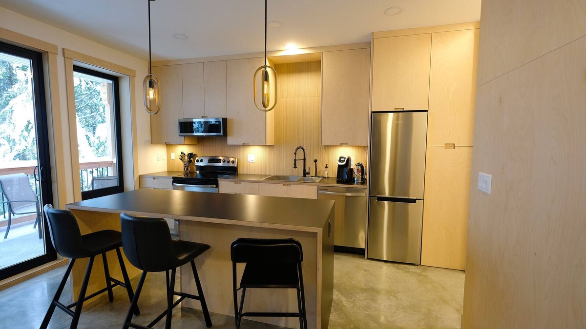 Rossland House | Private Suite & Hot Tub @ Red