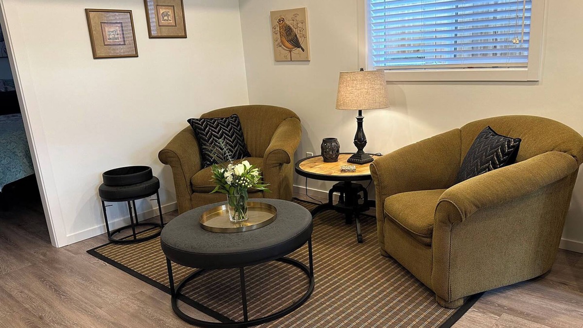 Powell River Apartment | Private suite steps away from the ferry and some of Powell River's best dining.