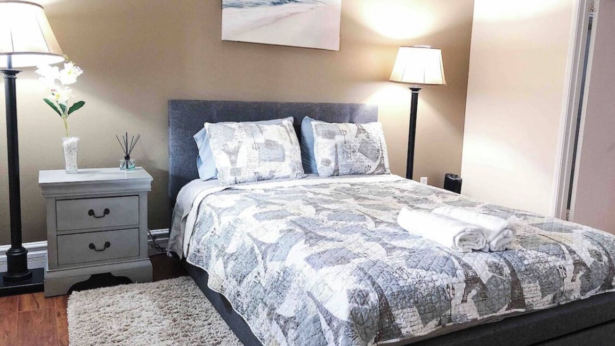 Mira Loma House | Private Suite with Own Kitchen Own Entrance