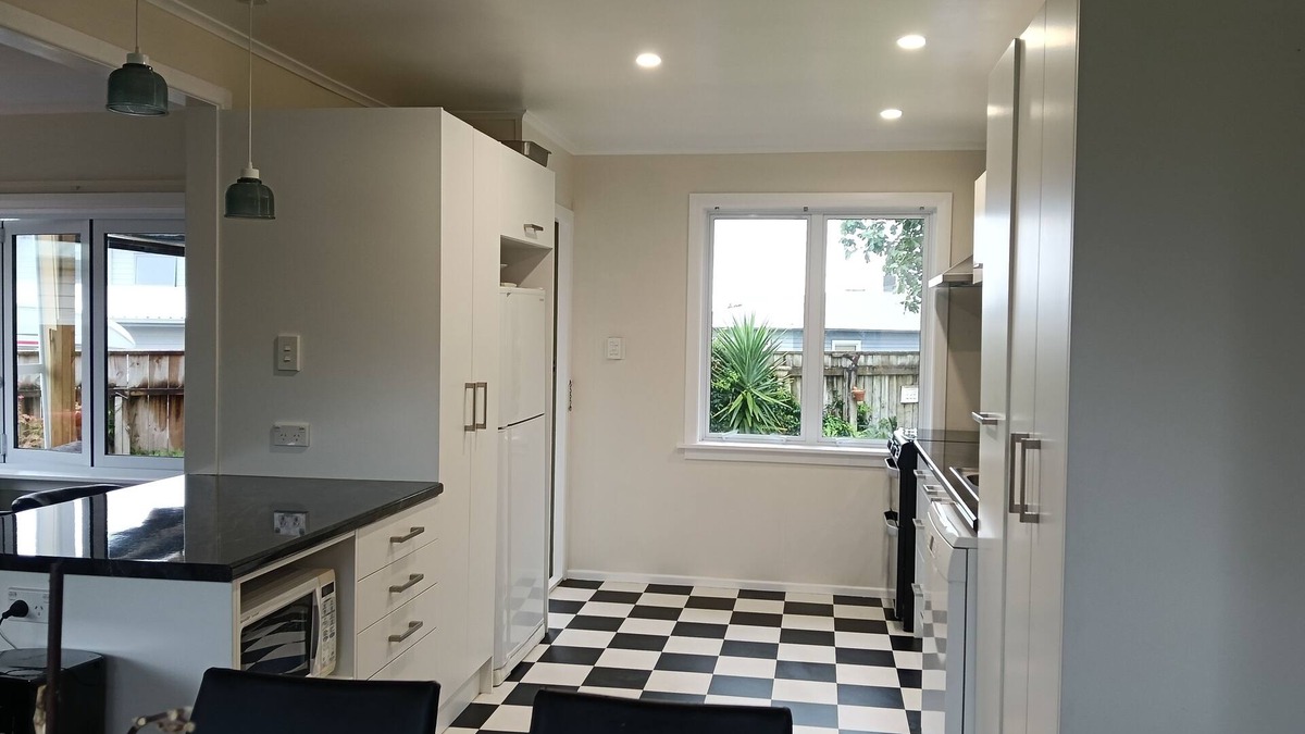 New Plymouth House | Private sunny home, easy walk to Pukekura Park, city and walkways