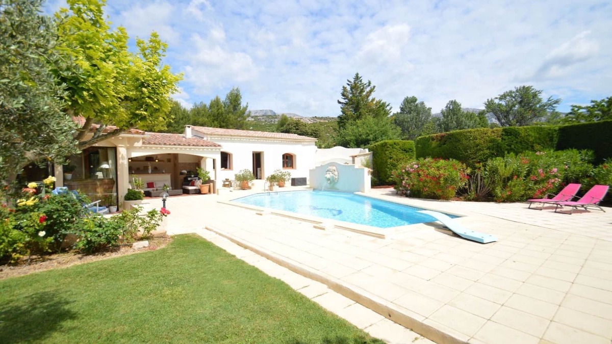 Rousset Villa | Private swimming pool and tennis court 20 minutes from Aix, in the heart of the Sainte Victoire region