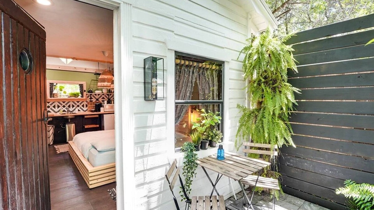 Bearss Plaza Apartment | Private Tiny Home Retreat | WiFi-Smart TV