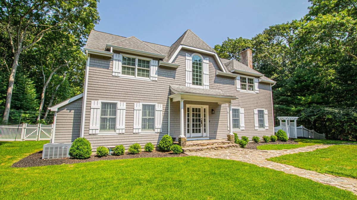 Sagaponack House | Private traditional Sagaponack home with stunning backyard, pool and spa.