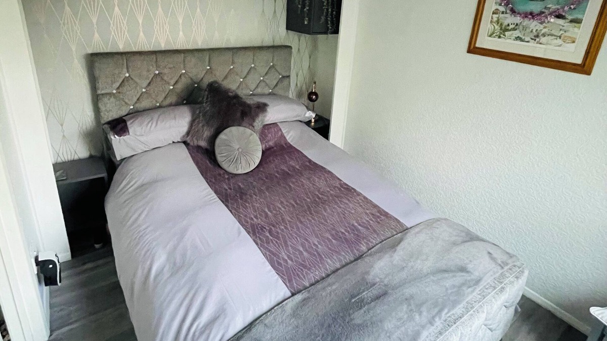 Farnham Cabin | Private Tranquil One Bedroom Lodge With Parking and Outdoor Space. Pet Friendly!