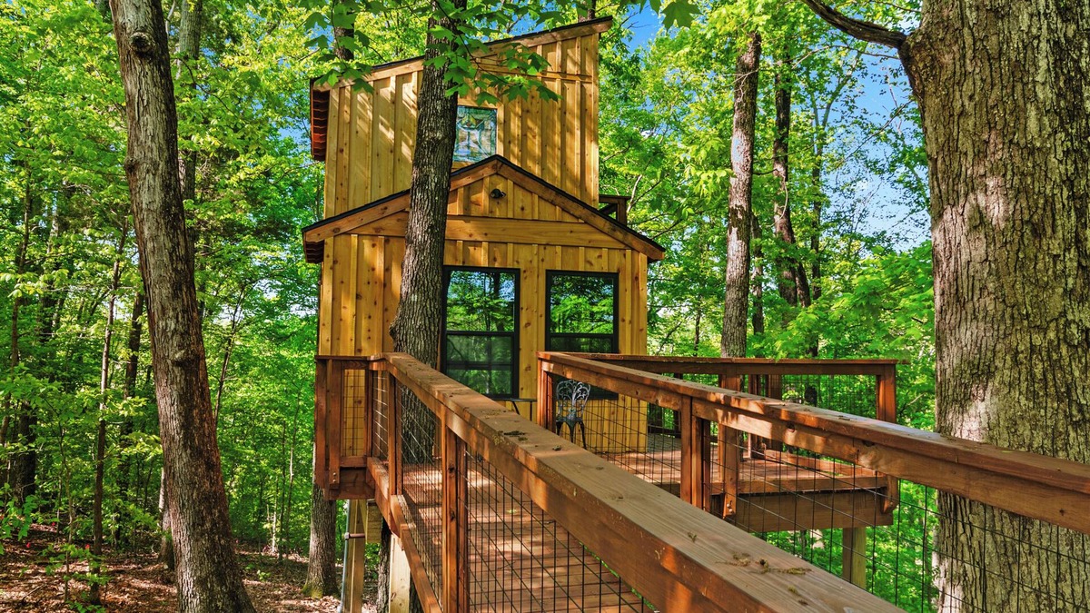 Cadiz Cabin | Private Treehouse getaway on Lake Barkley. Luxury in the trees!