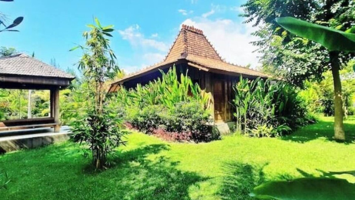 Kalisada Apartment | Private, tropical garden, authentic wooden house