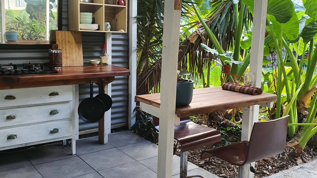 Cannonvale Villa | private tropical outdoor living 5 min from the beach.
