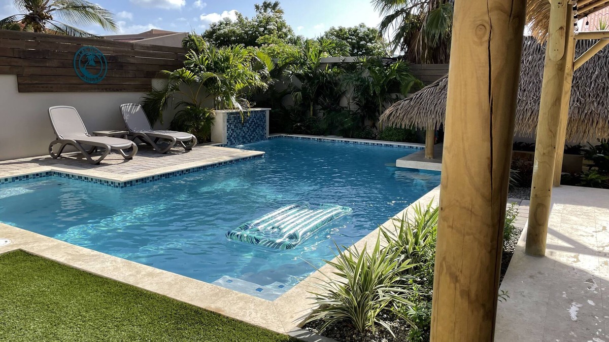 Palm Beach House | Private Tropical Paradise with ensuite King bedrooms- walk to Palm Beach