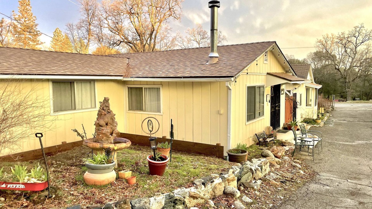 Ahwahnee Cottage | Private two bedroom cottage off Historic Highway 49.