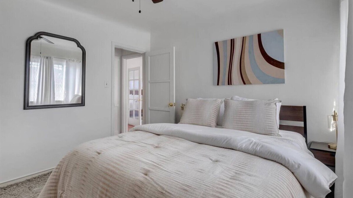 View Park-Windsor Hills House | Private and cozy two bedroom home with laundry and patio in Windsor Hills