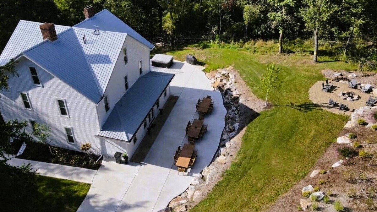 Bakerstown House | Private Vacation Home with large Hot Tub and Fire Pit - Sleeps 18