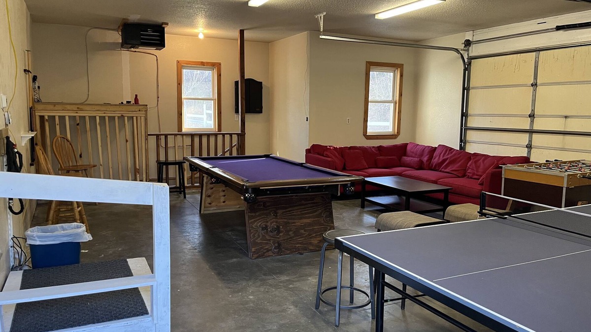 Reedsburg House | Private vacation house for larger groups near the Dells with heated game room.