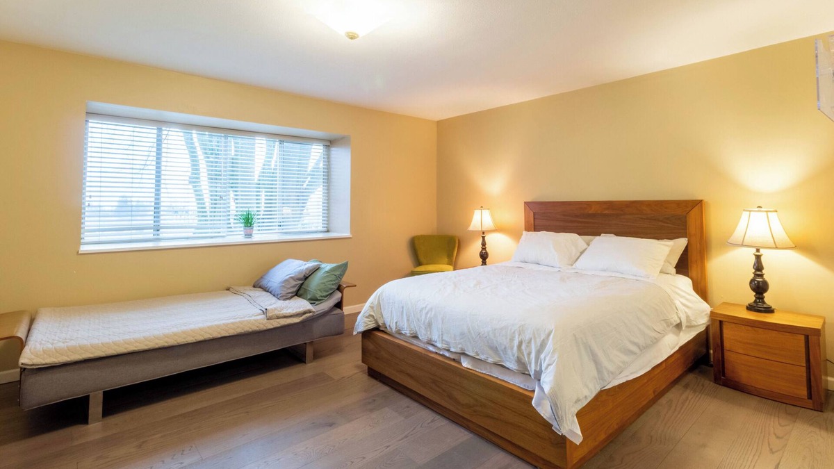 Shaughnessy House | Private very bright room E on the top floor with ensuite bathroom , air con.