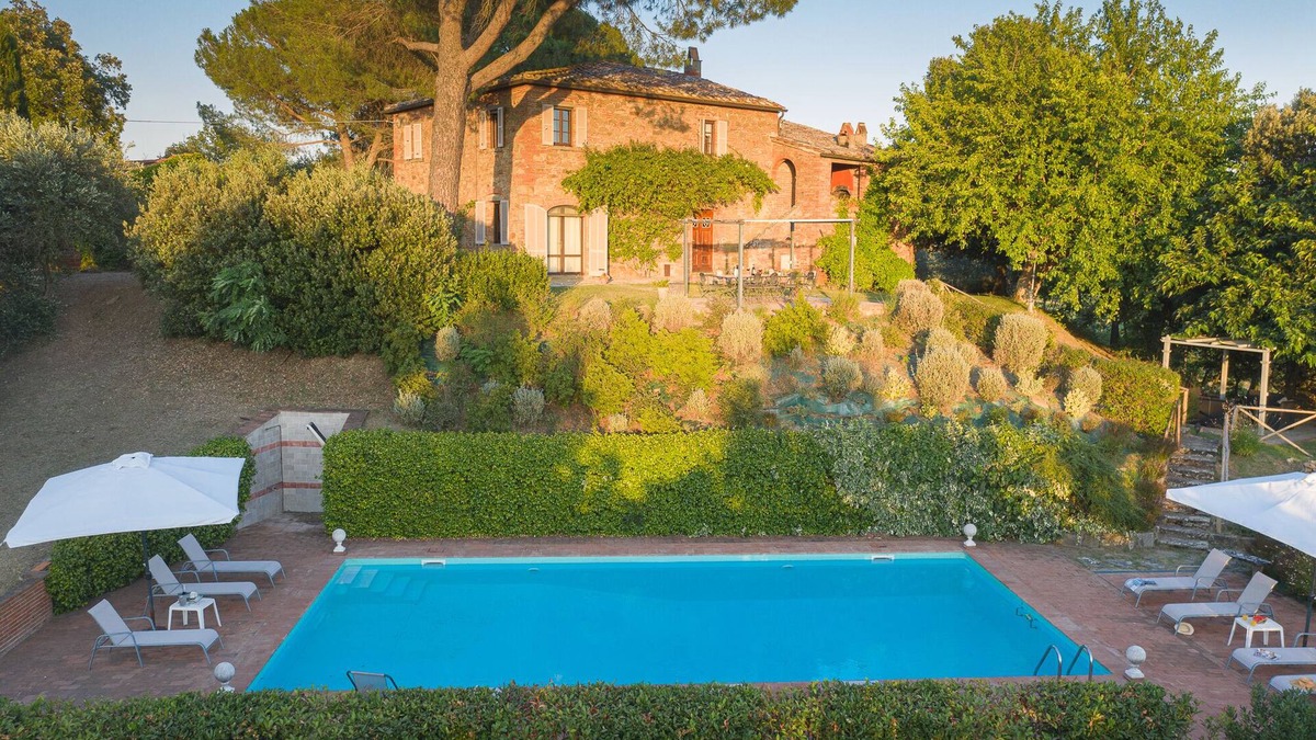 Foiano della Chiana Villa | Private villa with 5 bedrooms with 5 bathrooms. Private garden, pool & Jacuzzi!