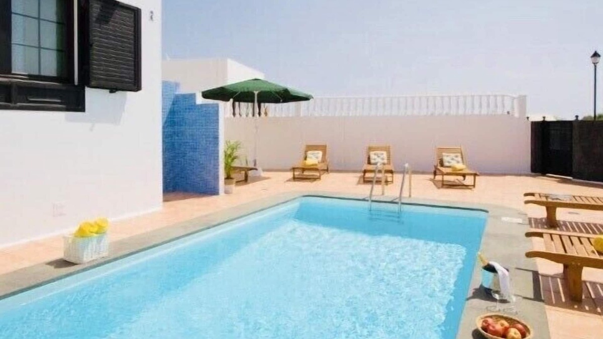Los Mojones Villa | Private Villa, all day sun Swimming pool and terrace, BBQ in Puerto del Carmen