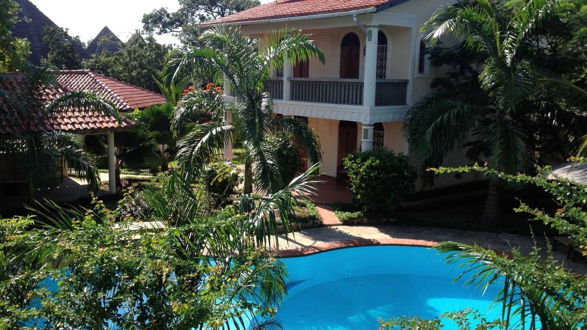 Diani Beach Villa | Private villa in Lamu style with private pool and cook/staff 250 m to the beach