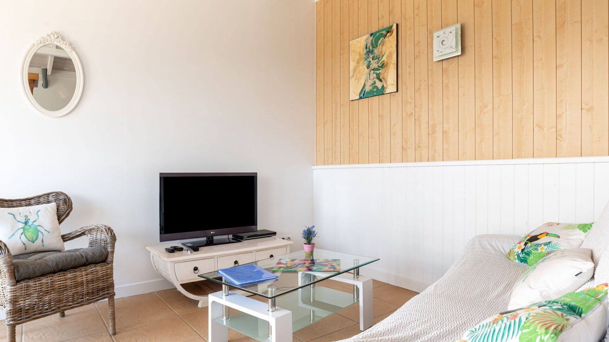 Loupiac House | Private Villa with WIFI, private pool, A/C, TV, terrace, pets allowed, panoramic view, parking