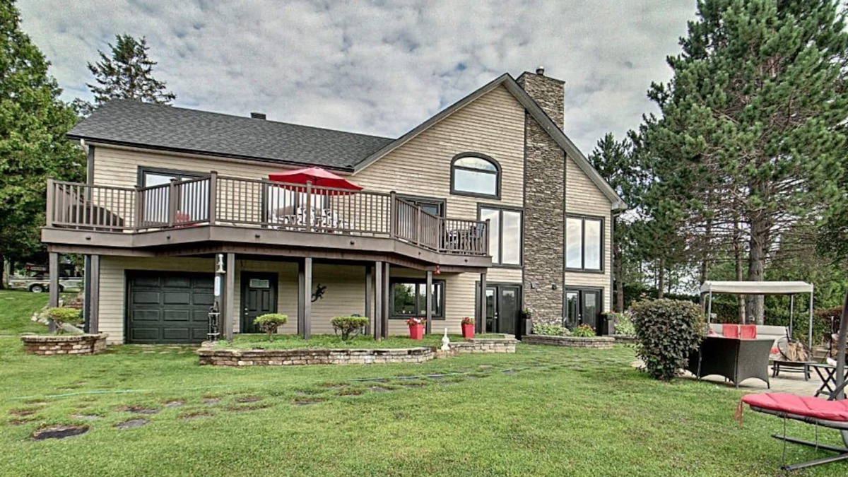Notre-Dame-du-Laus House | Private Waterfront Cottage