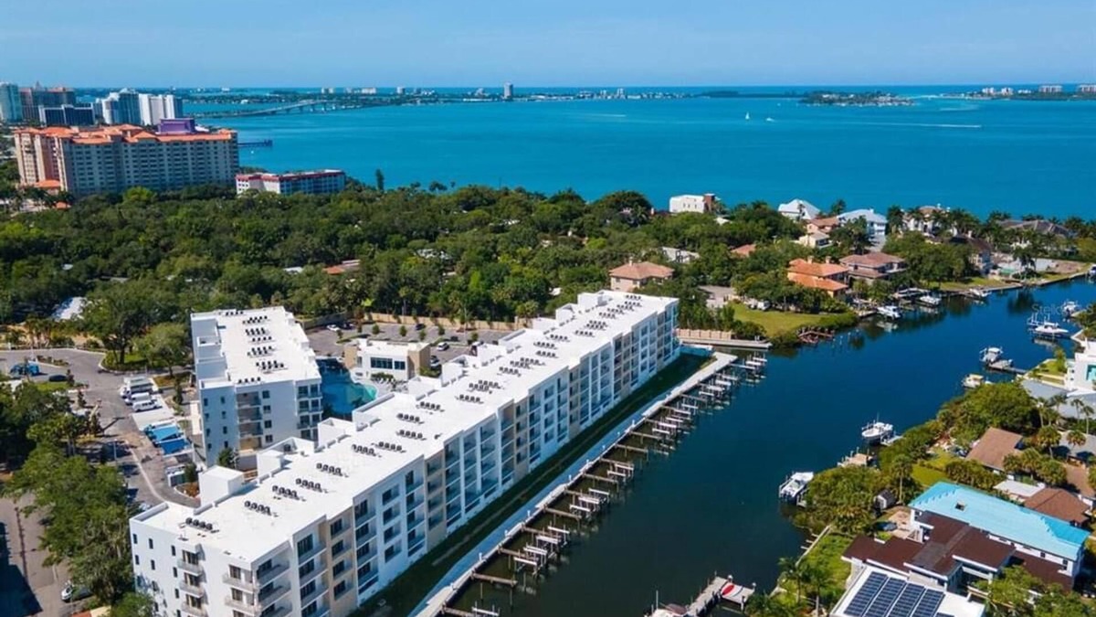 North Trail Condo | ★ Private Waterfront Condo Sarasota FL ★ Pool/Gym