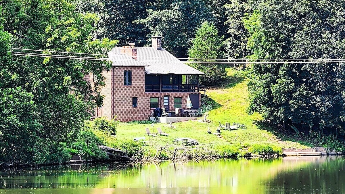 New Oxford House | Private waterfront home/fishing, pedal boat, game room, close to Gettysburg,