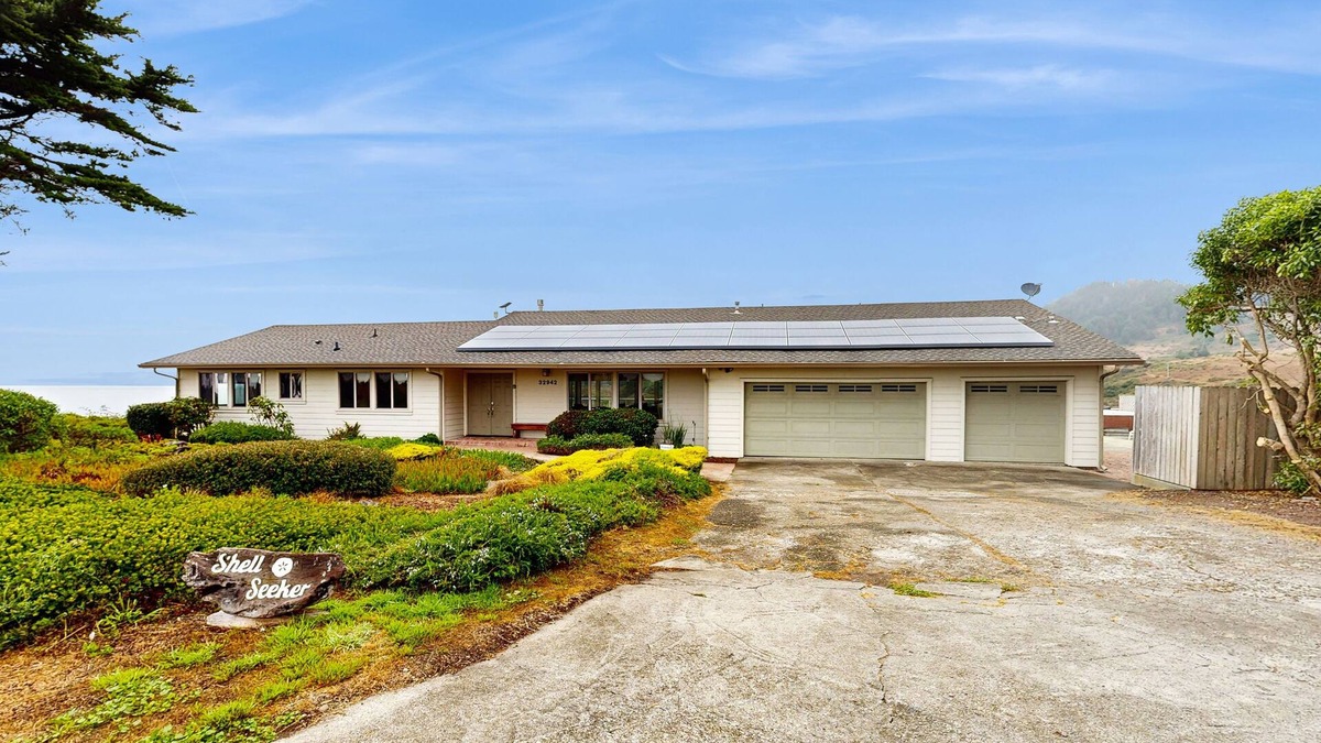 Fort Bragg House | Private Waterfront Home with Private Hot Tub and Central Heat - Walk to Ocean