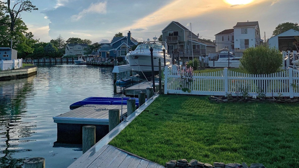 Seaford Apartment | Private Waterfront Loft, Minutes to the Beach