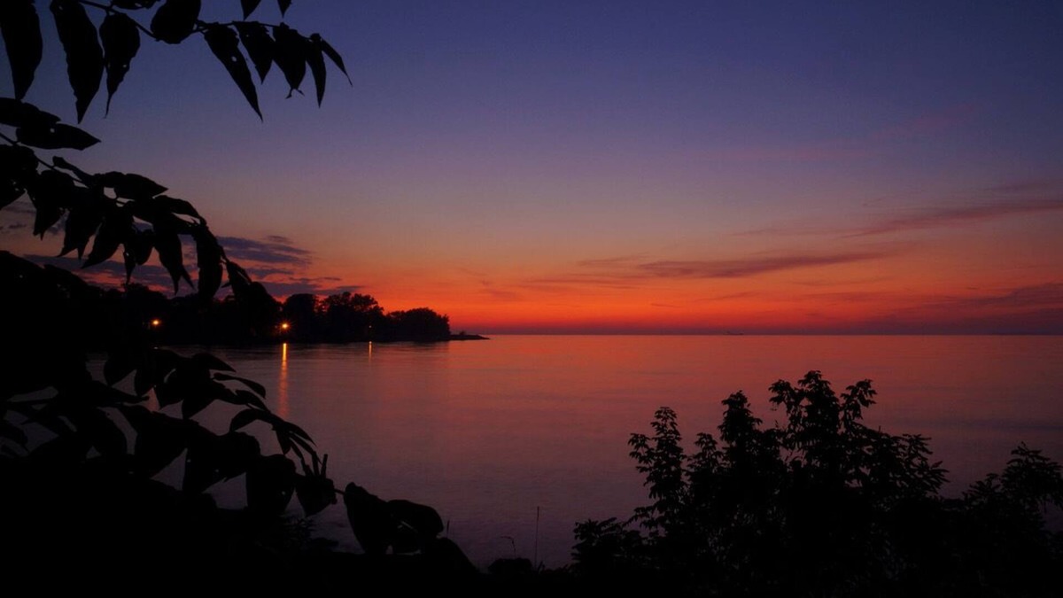 Toledo Cottage | Private WATERFRONT ROOM W/Private deck in SHARED COTTAGE
