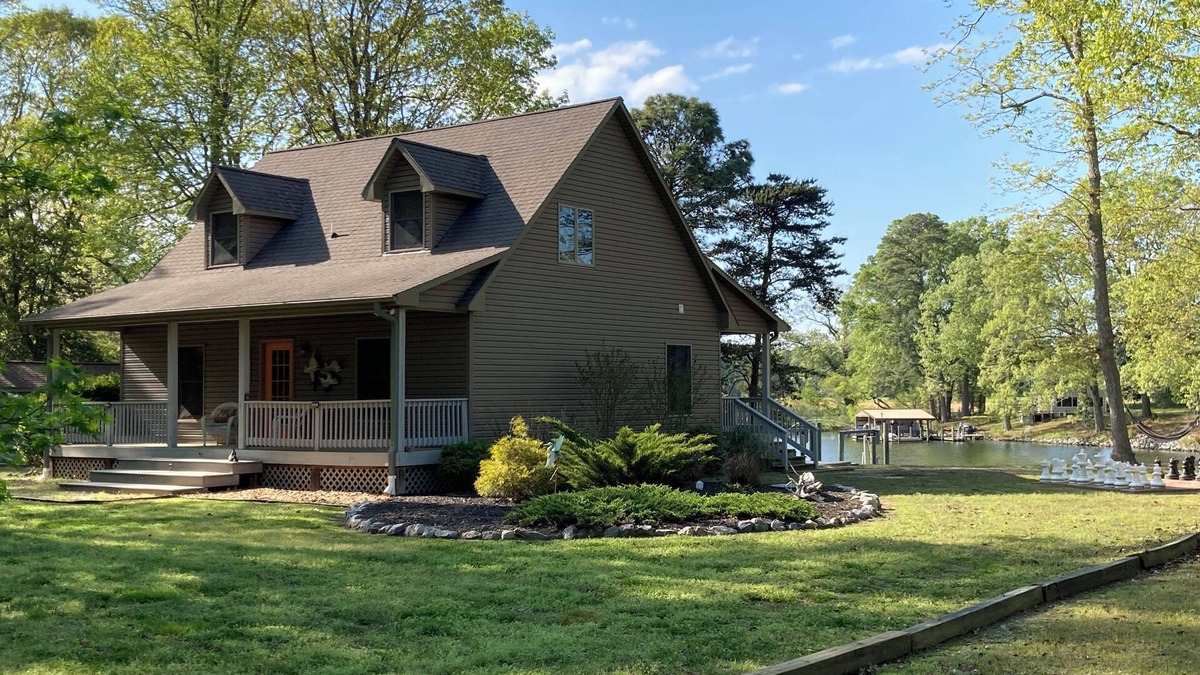 Reedville House | Private, Waterfront, Ultra-clean, Pet friendly, Kayaks, Canoe, Firepit, more!