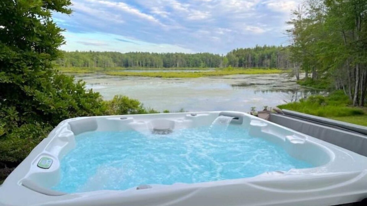 Mont Vernon House | Private Waterfront, Spa Hot Tub, King bed, Yoga, Gym, Kayaks, and more.