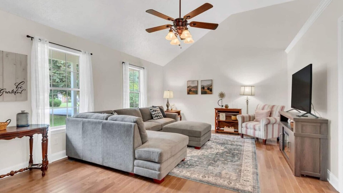 Spring Hill House | Private Yard · 3BR Home · Safe & Quiet Block