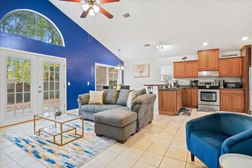Colonial Oaks House | Private Yard - Parking - 75TV - No Stairs - King Bed