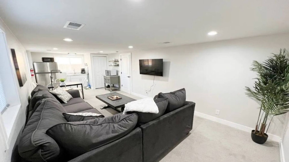 Aurora House | Private Yard-Walk to Children Hospital! 30 Day Min