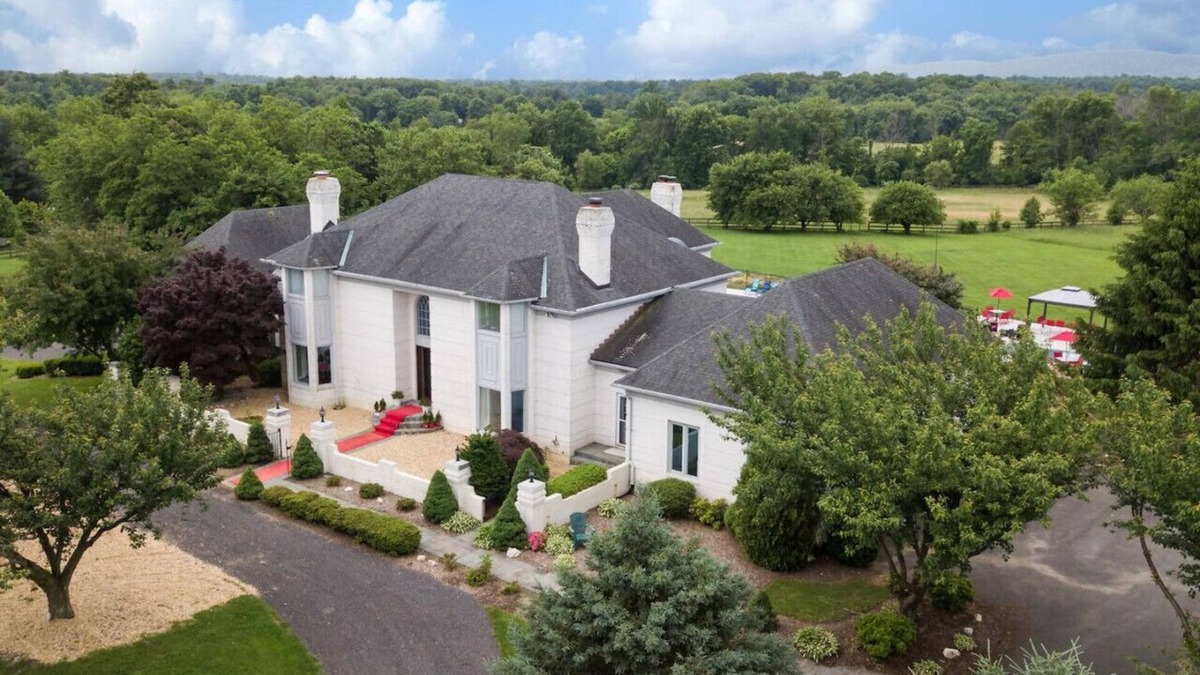 Purcellville Villa | Private10000sf Retreat GuitarPool Hottub-Wine Area