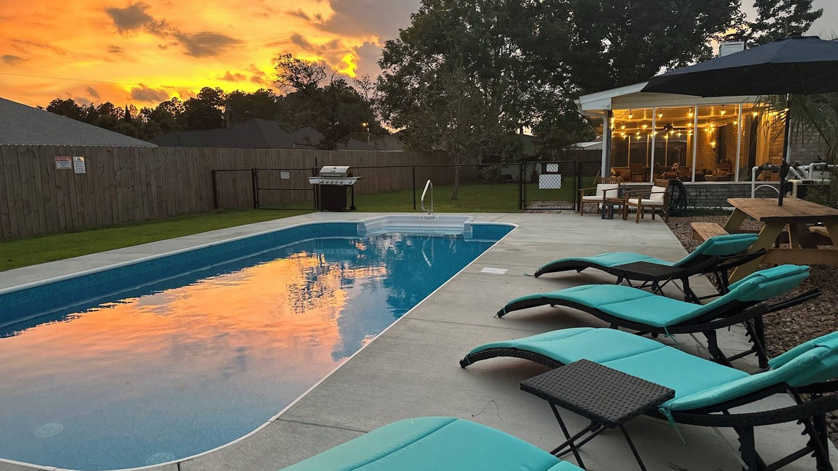 Pensacola House | PrivatePool - GameRm - 2KingBeds ~ 8min to beach - BlueAngelPractice ViewingArea