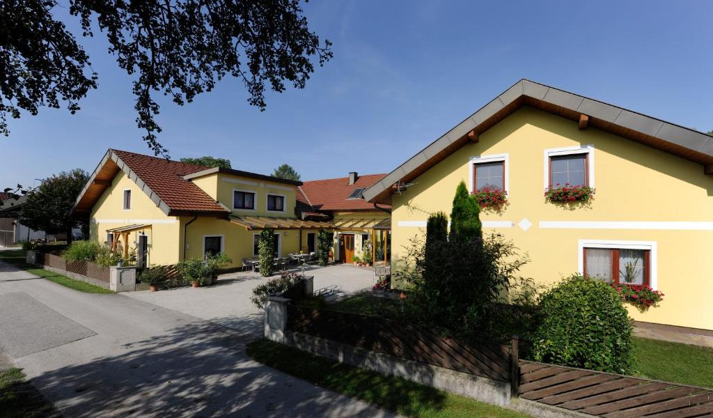 Sarling House | Privatzimmer und Ferienwohnungen Leeb