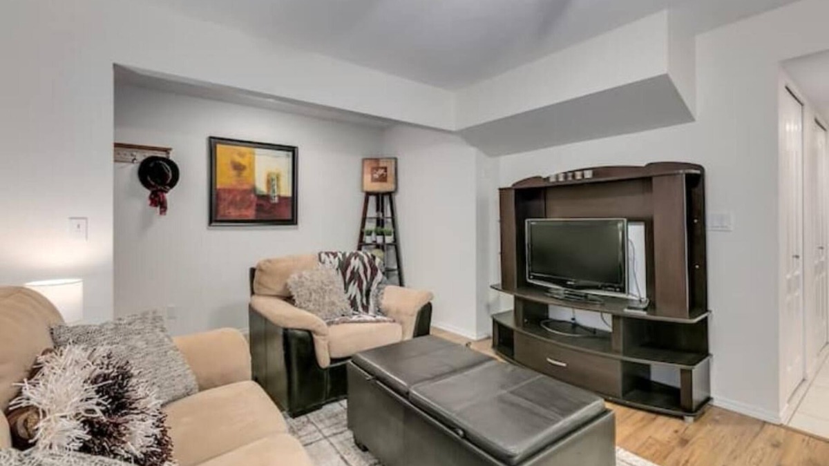 Cloverdale House | Professional, Bright, Cozy & Homey Spacious - 1 BD Guest suite