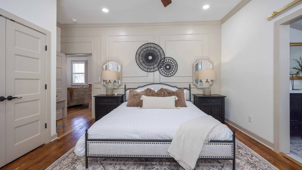 Columbus House | Promenade on Poplar- Brand New, Beautifully Decorated Cozy 2 Bedroom w/King Bed