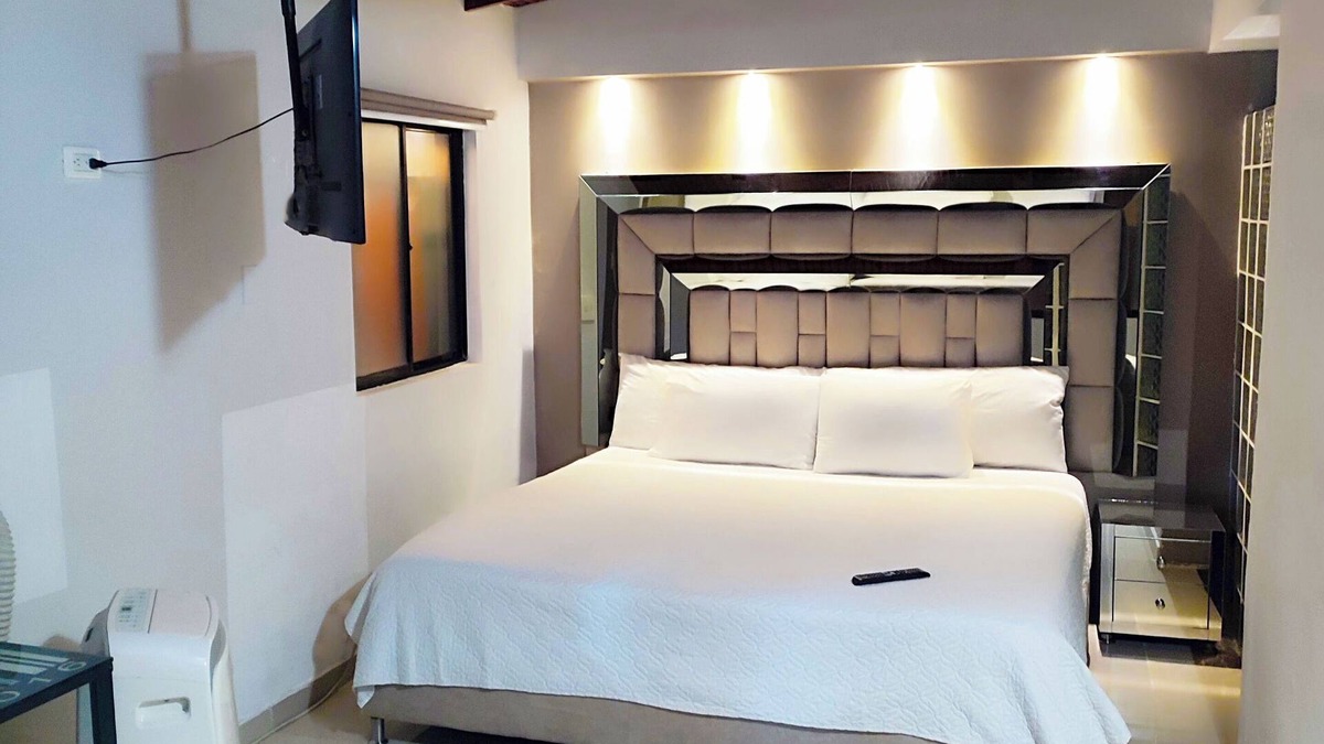 Zona Rosa Apartment | PROMO 18 BDRM Building, Pool+ 5Jacuzzis at Poblado