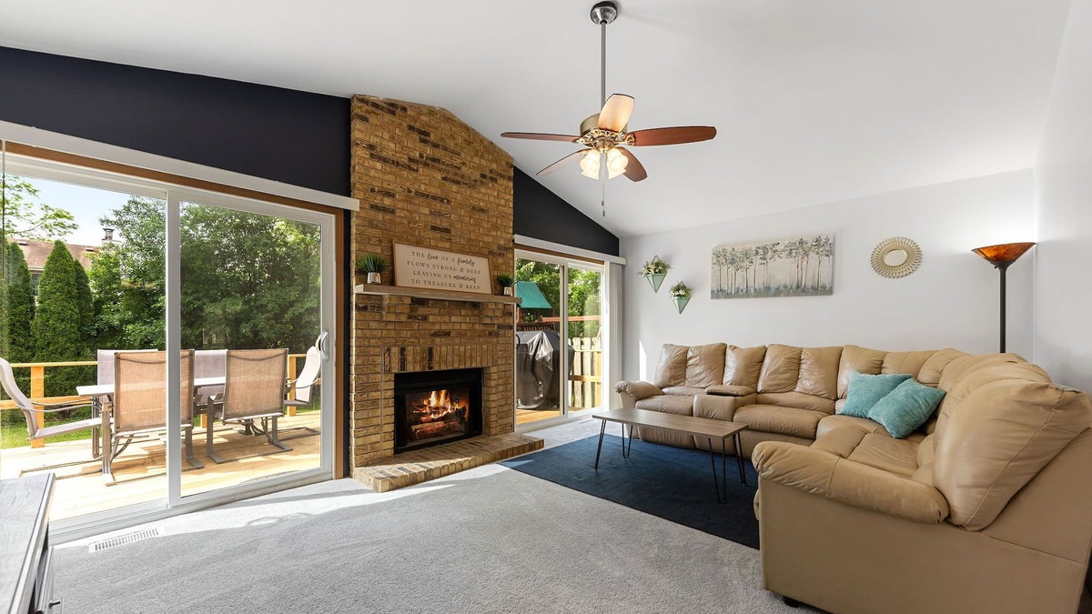 Naperville House | PROMO 22% MONTHLY DISCOUNT!nCentrally-Located Relaxed Family Home!