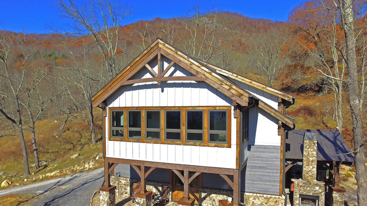 Clyde Cabin | PROMO 5% WEEKLY/15% MONTHLY DISCOUNTn Union Cross Between the Blue Ridge