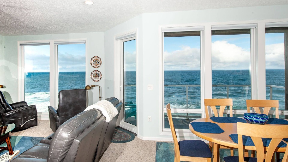 Depoe Bay Condo | Promo! Corner, Top Floor Oceanfront Condo-Hot Tub/Wifi/Indoor Pool/HDTV &More!