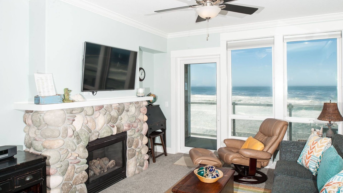 Lincoln City Condo | Promo! Second Floor Oceanfront Condo w/Private Hot Tub, Indoor Pool, WiFi!