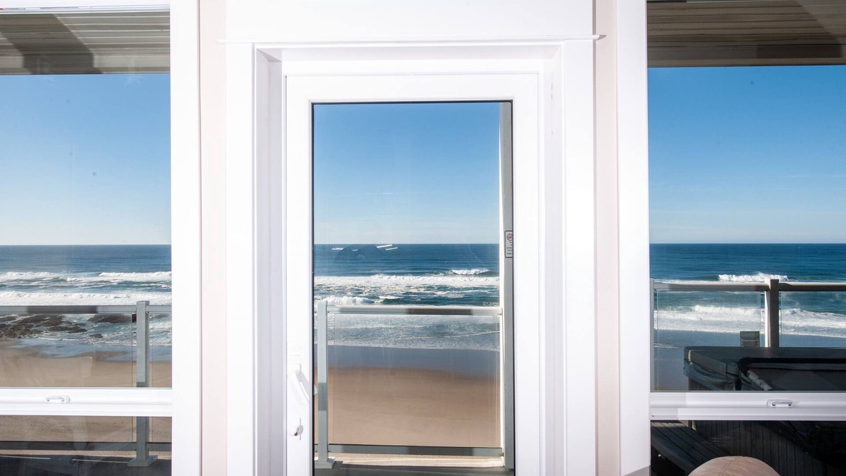 Lincoln City Condo | Promo! Third Floor Oceanfront Condo - Private Hot Tub, Free Wifi, Pool!