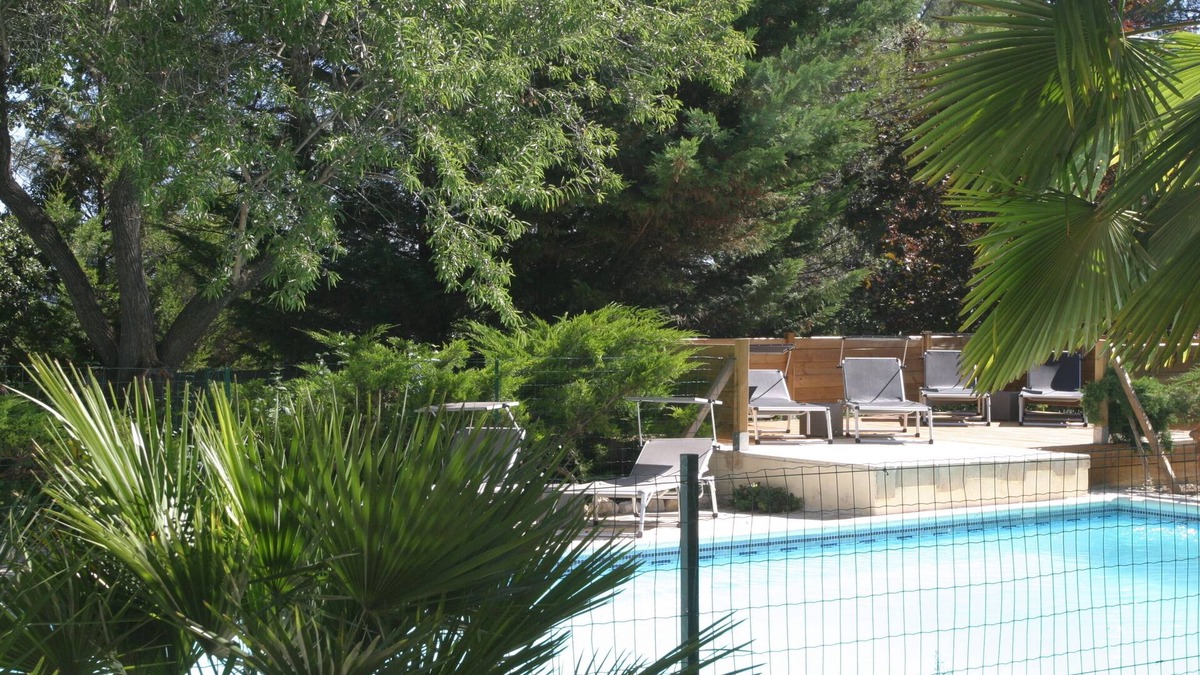 Mimet Cottage | Promotion -10% last minutes Gite in a property with trees and swimming pool.