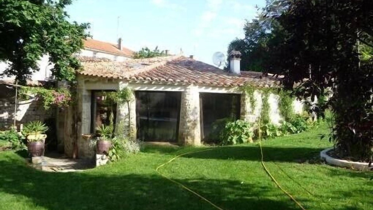 Fontenay-le-Comte Cottage | PROMOTION EARLY JULY -10% - Unusual stone cottage - Swimming pool, garden and park