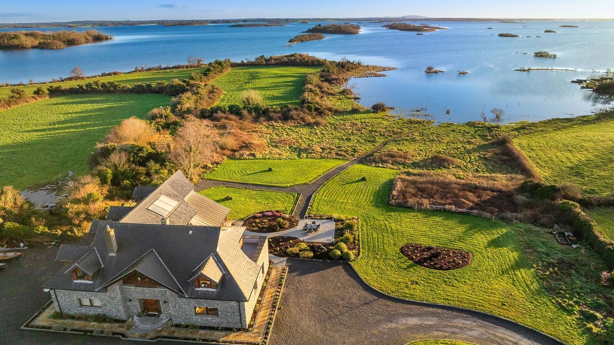 Carrowmoreknock Cottage | Property 434 - Oughterard - sleeps 12 guests in 6 bedrooms