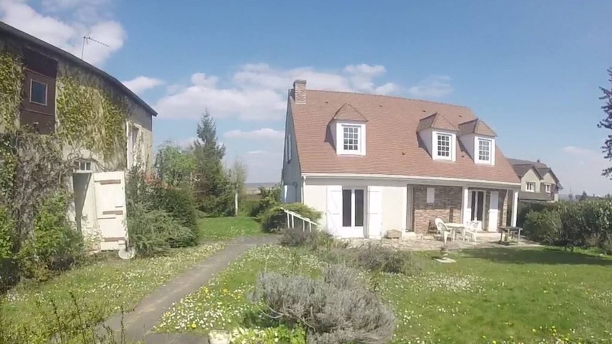 Les Clayes-sous-Bois Villa | PROPERTY FURNISHED RENTAL LONG TERM DISCOUNTS
